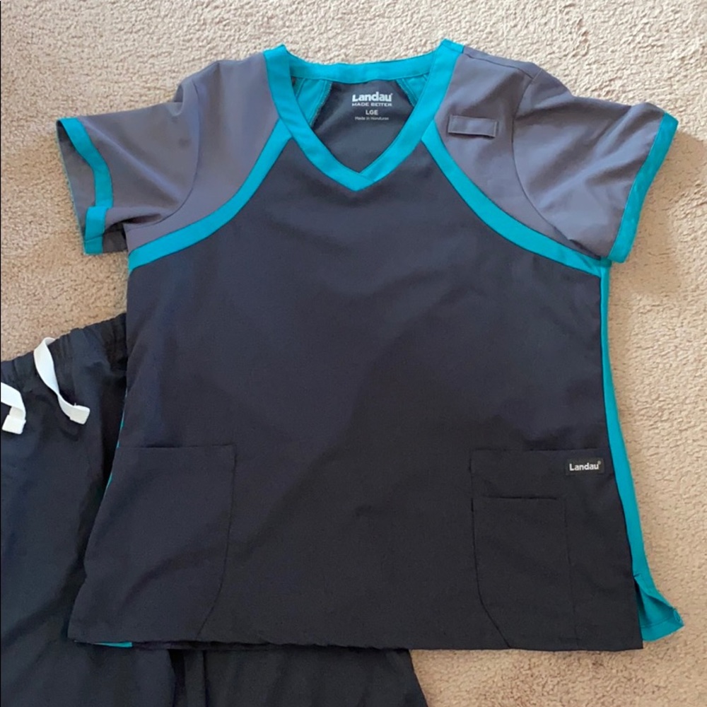 Size Large matching scrub set